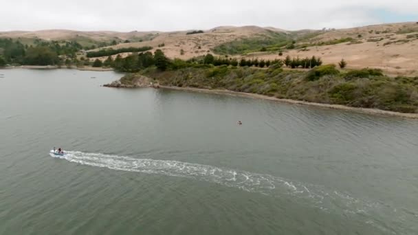 Bahia Tomen Green Fields Geri Çekilişi Kaliforniya Gölünde Kayak Yapan — Stok video