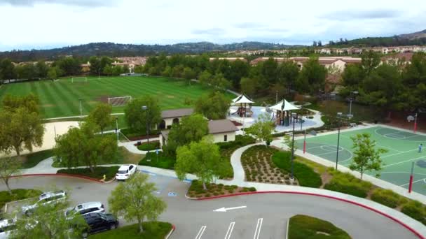 Vista Aérea Juegos Infantiles Campos Deportivos Parque Comunidad Residencial Irvine — Vídeos de Stock