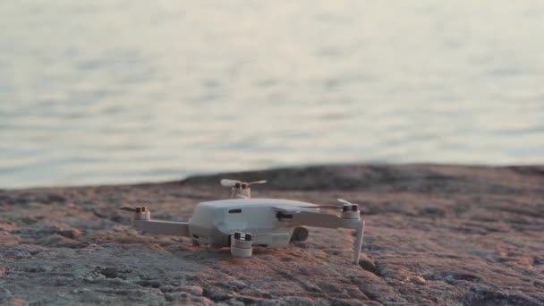 Drone Décollant Une Falaise Coucher Soleil — Video