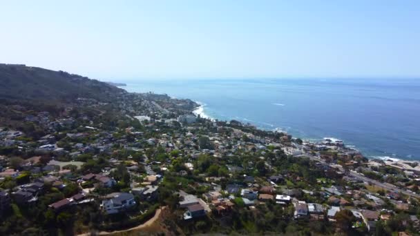 奥兰治县拉古纳海滩上俯瞰太平洋的空中密集的房地产屋 — 图库视频影像