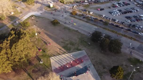 Zdjęcia Lotu Ptaka Ludzi Tańczących Parku Zachodzie Słońca Buenos Aires — Wideo stockowe