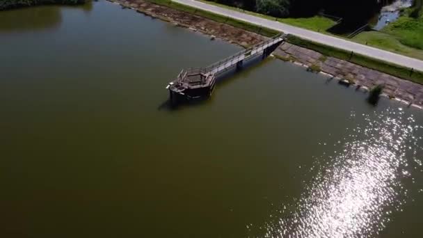 Arial Drone Shot Dam Hole Lituânia Água Verde Redor Ponte — Vídeo de Stock