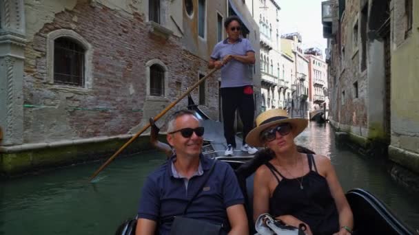 游客夫妇游览威尼斯城 乘坐威尼斯贡多拉在意大利 — 图库视频影像