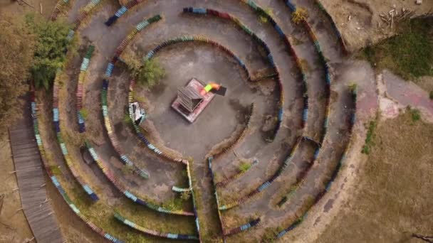 Rätselhaftes Labyrinth Aus Farbigen Holzstämmen Buenos Aires — Stockvideo