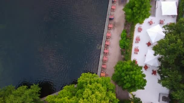 Jardim Cerveja Lago Guarda Chuvas Brancos Vista Aérea Incrível Voo — Vídeo de Stock
