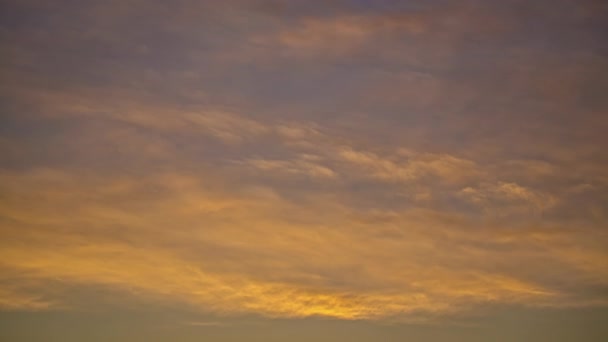 Bajo Ángulo Tiro Nubes Gruesas Que Pasan Timelapse Con Rayos — Vídeos de Stock