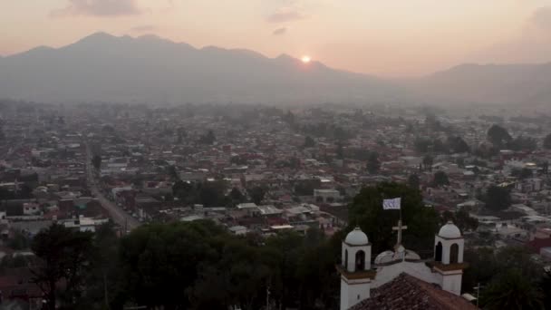 墨西哥恰帕斯州San Cristobal Las Casas 日落时Guadalupe教堂的空中经过 — 图库视频影像