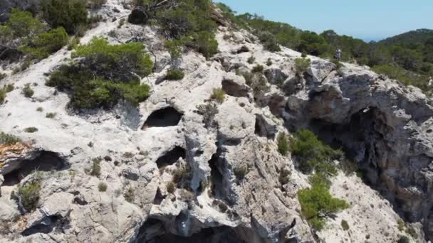 Людина Виходить Таємної Контрабандистської Печери Скелі Дивовижний Повітряний Ухил Нахилу — стокове відео