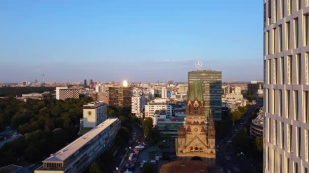 Pencereli Kiliseli Bir Gökdelene Yakın Charlottenburg Güneşli Yaz Akşamı 2022 — Stok video