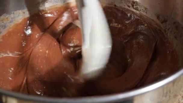 Kek Hamuru Ile Karıştırma Tezgahının Üzerine Bir Kürek Eklenirken Yakın — Stok video