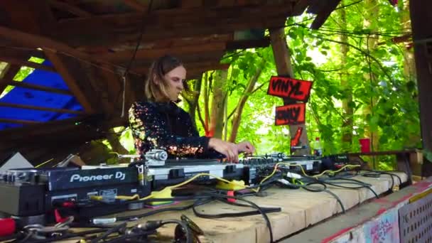 Volledig Geconcentreerde Mixed Artist Met Koptelefoon Muziek Het Podium Vrouw — Stockvideo