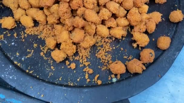 Extremo Close Tiro Moong Dal Pakora Sendo Servido Uma Grande — Vídeo de Stock