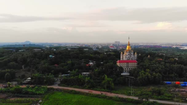 Majestueuze Gouden Tempel Staande Tegen Het Omringende Landschap Antenne — Stockvideo