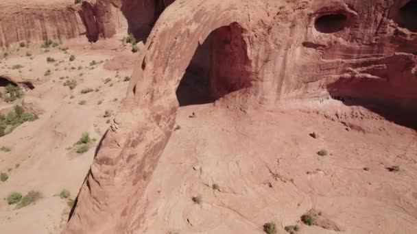 美国Moab附近Corona Arch的空中扭转射击 — 图库视频影像
