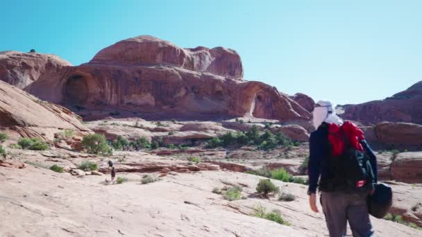 与Corona Arch一起远行的远足者 美国摩押 — 图库视频影像