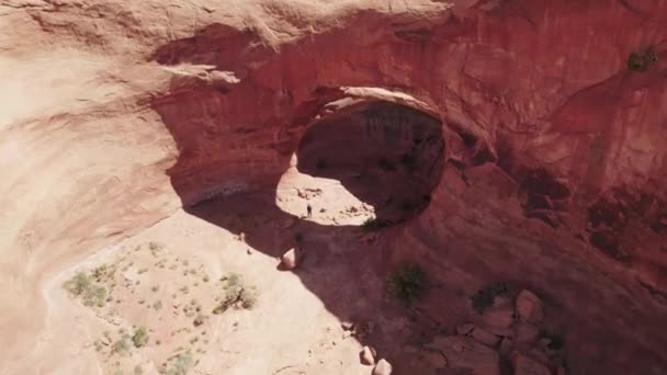 Aerial Pull Back Shot Hiker Pinto Arch Moab Spojené Státy — Stock video