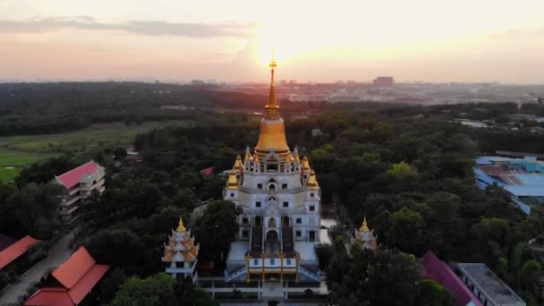 Golden Sunset Sky Ornate Buu Long Pagoda Saigão Drone Pullback — Vídeo de Stock