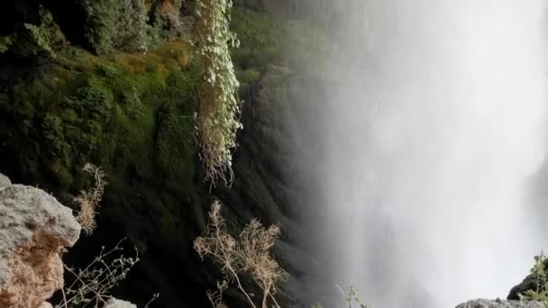 Cachoeira Incrível Catarata Gota Água Rochas Caverna Parede Penhasco Coberta — Vídeo de Stock