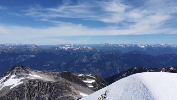 加拿大前缘有雪的太平洋山脉的山地景观空中无人机4K — 图库视频影像
