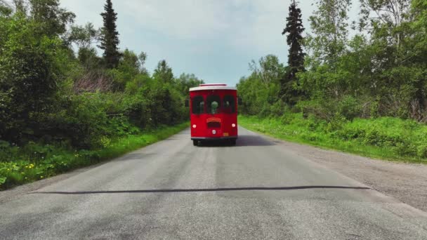 Red Trolley Bus Rijdt Langzaam Weg Landelijk Alaska Wijd Schot — Stockvideo