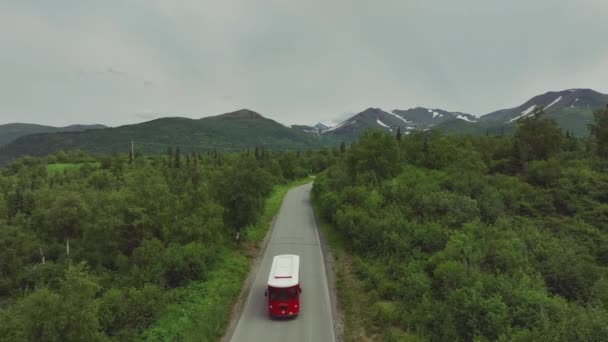 Αεροφωτογραφία Του Κόκκινου Τρόλεϊ Λεωφορείο Ταξιδεύοντας Γραφική Ύπαιθρο Της Αγκυροβόλιο — Αρχείο Βίντεο