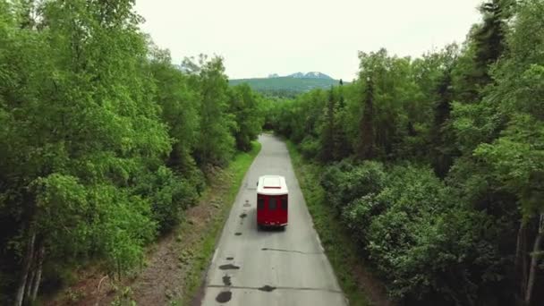 Campo Cênico Com Ônibus Trolley Vermelho Condução Estrada Alasca Rastreamento — Vídeo de Stock