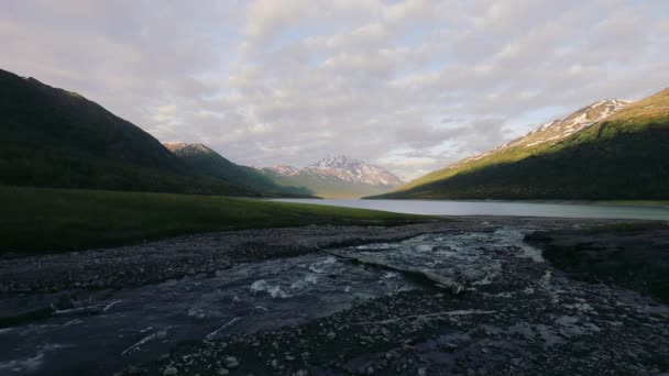 Snelstromende Stroom Tegen Bergketen Alaska Breed — Stockvideo