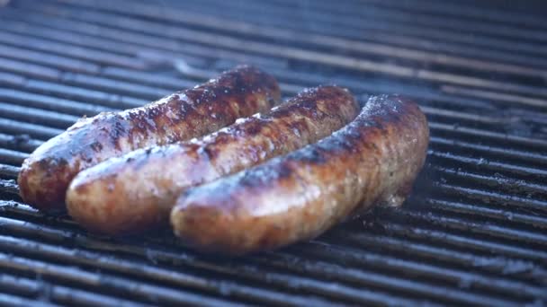 Bratwurst Würstchen Grillen Über Heißen Kohlen Isoliert Aus Nächster Nähe — Stockvideo