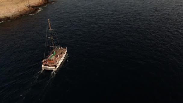 Drone Disparo Atardecer Barco Navegando Tracking Shot Cerca Playa Del — Vídeos de Stock