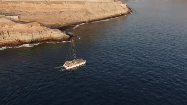 Drone Disparo Atardecer Barco Navegando Cerca Playa Del Almud Medio — Vídeos de Stock