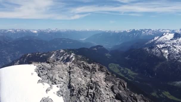 在加拿大不列颠哥伦比亚省的山顶景观上休息的远足者空中无人机展示太平洋山脉4K — 图库视频影像