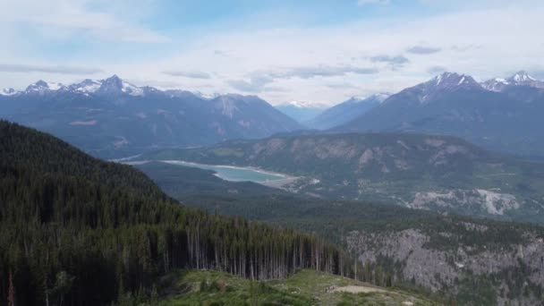 Авіаційний Дрон Panning Shot Mountains Dam Pine Trees British Columbia — стокове відео