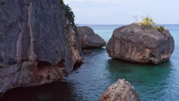 Rock Formationer Den Lugna Stranden Vid Playa Bahia Las Aguilas — Stockvideo