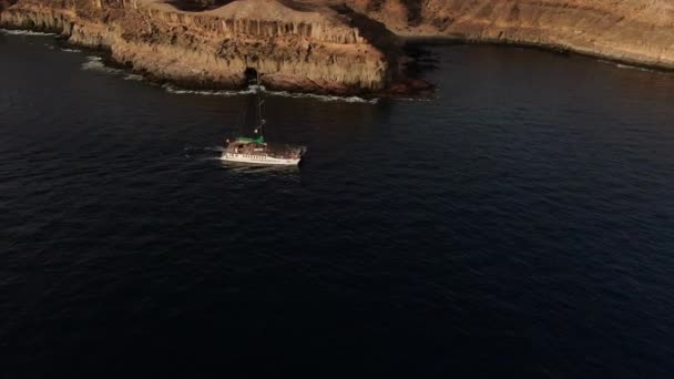 Drone Disparo Atardecer Barco Navegando Cerca Playa Del Almud Medio — Vídeos de Stock