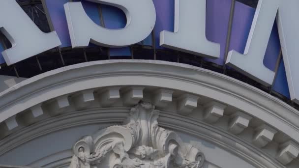 Unzoom Reveal Casino Signal Pada Bangunan Dengan Arsitektur Klasik — Stok Video