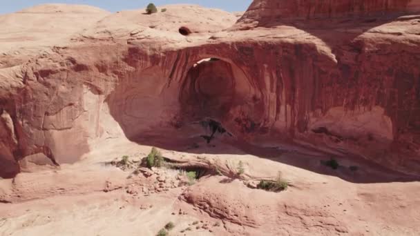 Aerial Pan Bowtie Arch Moab Ηνωμένες Πολιτείες — Αρχείο Βίντεο