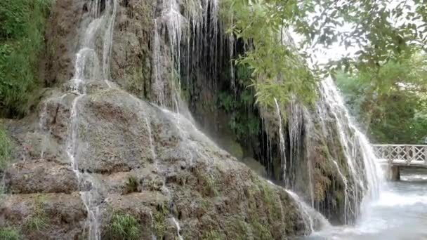 Nádherný Kaskádový Vodopád Monasterio Piedra Španělsko Voda Teče Vápencovými Skalními — Stock video