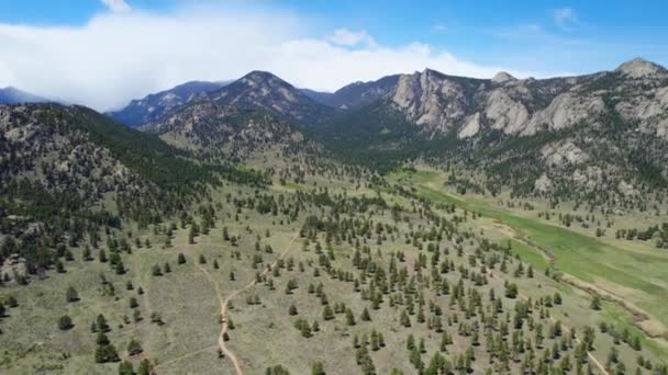Aerial Drone Widok Rocky Mountain Valley Krajobraz Epic Mountain Foothills — Wideo stockowe