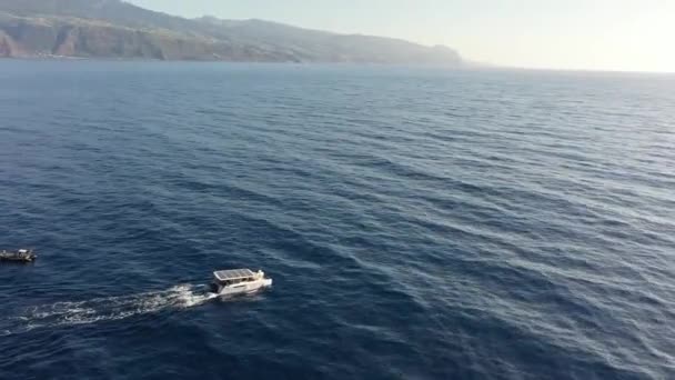 Captura Drones Catamarã Branco Com Painéis Solares Afastados Barco Mais — Vídeo de Stock