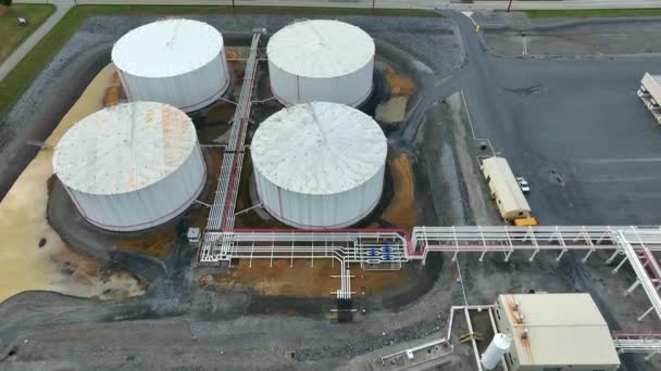 Tilt Luchtfoto Onthullen Van Brandstof Opslag Terminal Bulktanks Voor Oliegas — Stockvideo