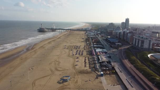 Drone Volando Sobre Playa Europea Pasando Por Restaurantes Grandes Sombrillas — Vídeo de stock