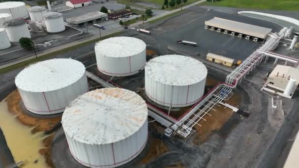 地面上的大型储油罐储存石油和天然气 美国的能源部门 管道系统的空中运输 — 图库视频影像