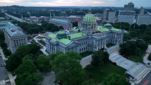 Stijgende Luchtfoto Onthullen Van State Capitol Gebouw Harrisburg Pennsylvania Bij — Stockvideo