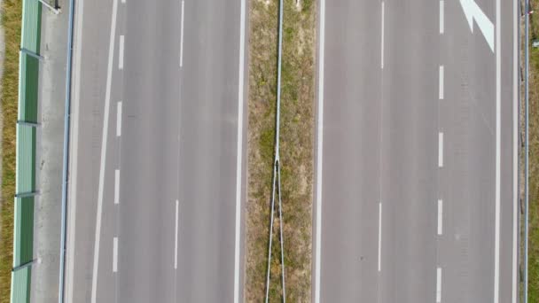 Autopista Vacía Durante Bloqueo Covid Vista Aérea Baja Los Carriles — Vídeo de stock