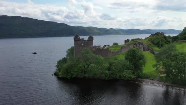 Lenyűgöző Drónfelvétel Urquhart Kastélyról Loch Ness Skóciában Lövés Alacsonyan Kezdődik — Stock videók