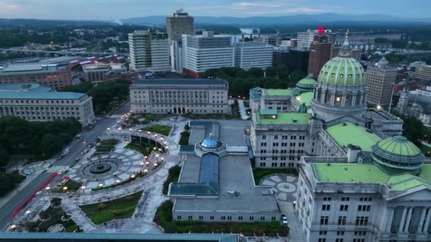 宾夕法尼亚哈里斯堡的国会大厦侧视图和黎明时分的城市景观 邦政府 联邦行政管理局 — 图库视频影像