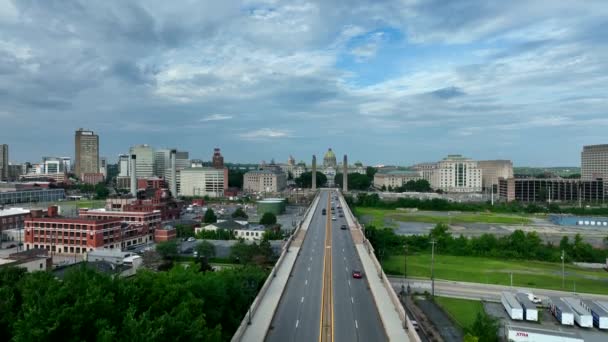 Harrisburg Pennsylvania Belvárosának Légi Leleplezése State Street Híd Capitol Épületbe — Stock videók