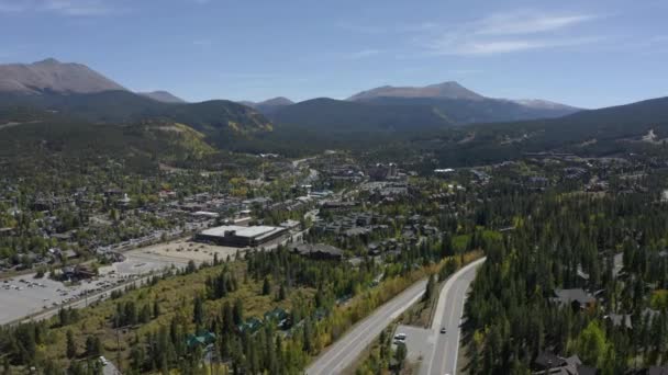 Luchtfoto Nadert Het Centrum Van Breckenridge Usa Kantelen Drone Shot — Stockvideo