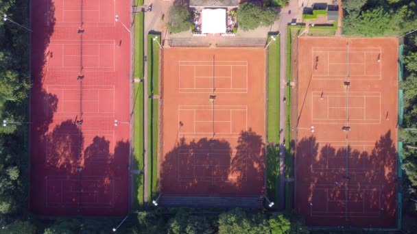 Повітряний Безпілотний Вид Тенісні Корти Людей Які Грають Спорті Зверху — стокове відео