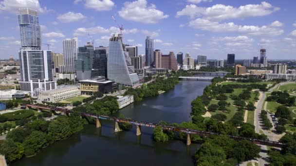 位于美国德克萨斯州阳光明媚的奥斯汀市的河流和市中心摩天大楼的空中景观 无人驾驶飞机射击 — 图库视频影像